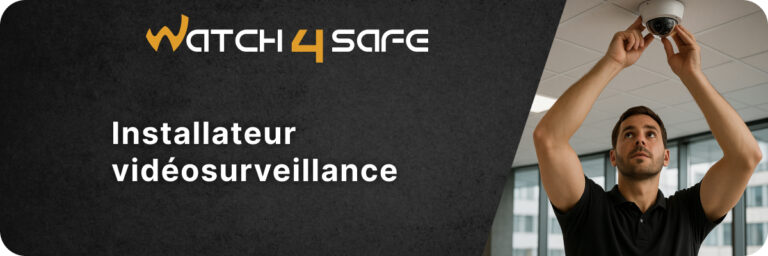 Technicien Watch4Safe installant une caméra de vidéosurveillance au plafond d’un bureau moderne